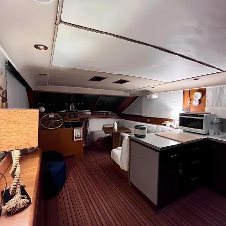 Navi Yacht A Sete, 2 A 8 Couchages, Privatif
