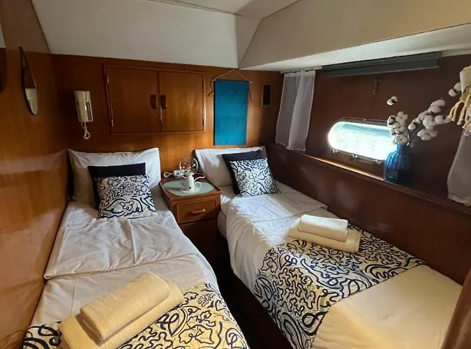船屋 Navi, Yacht A Quai Centre, 2 A 8 Pers *