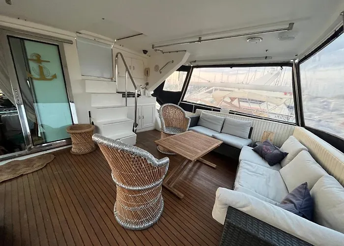 Navi, Yacht A Quai Centre, 2 A 8 Pers *