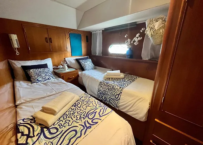 Navi, Yacht A Quai Centre, 2 A 8 Pers 船屋