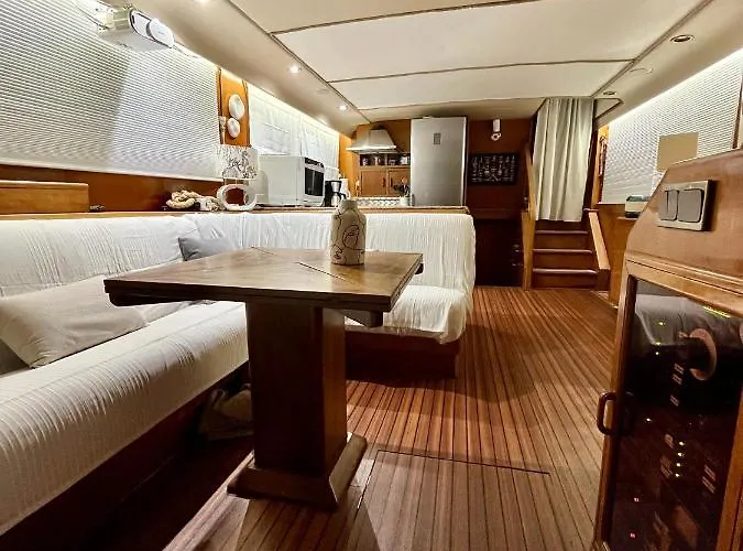 船屋 Navi, Yacht A Quai Centre, 2 A 8 Pers *