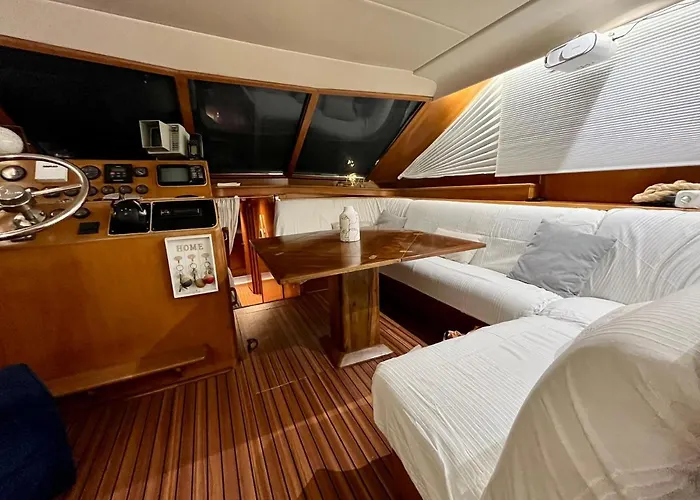 Navi, Yacht A Quai Centre, 2 A 8 Pers *