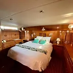 Botel Navi - Yacht A Quai Au Coeur De - Terrasse & Flybridge - 2 A 8 Personnes Sète