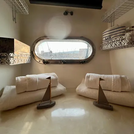 Navi Yacht A Sete, 2 A 8 Couchages, Privatif
