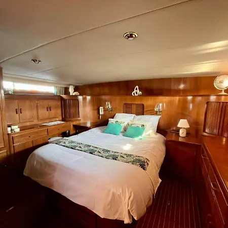 Botel Navi - Yacht A Quai Au Coeur De - Terrasse & Flybridge - 2 A 8 Personnes Sète
