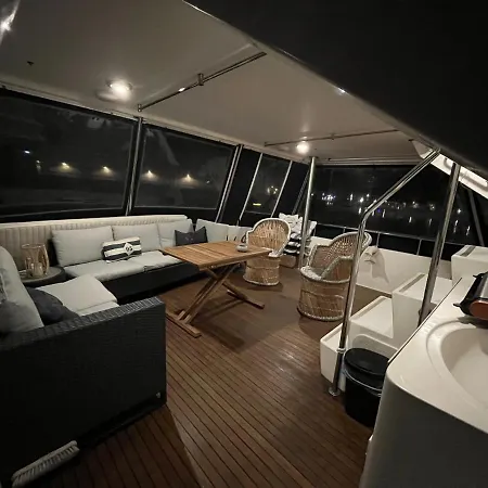 Navi, Yacht A Quai Centre, 2 A 8 Pers Ботель