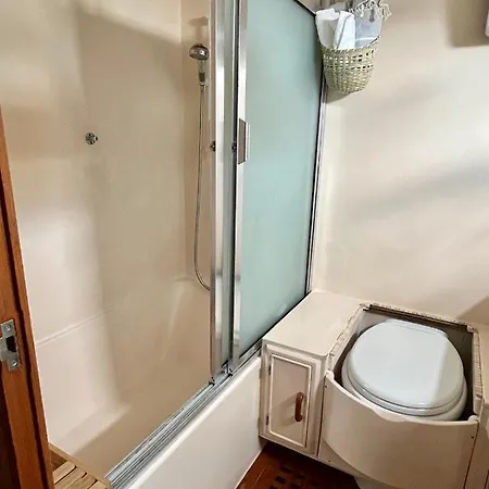 Navi, Yacht A Quai Centre, 2 A 8 Pers Ботель *