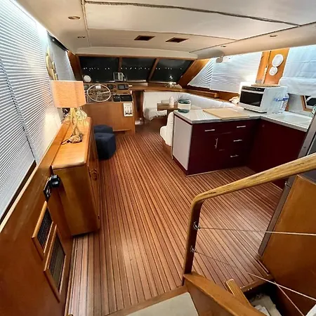 Navi, Yacht A Quai Centre, 2 A 8 Pers *