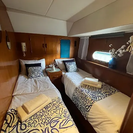 Botel Navi - Yacht A Quai Au Coeur De - Terrasse & Flybridge - 2 A 8 Personnes *