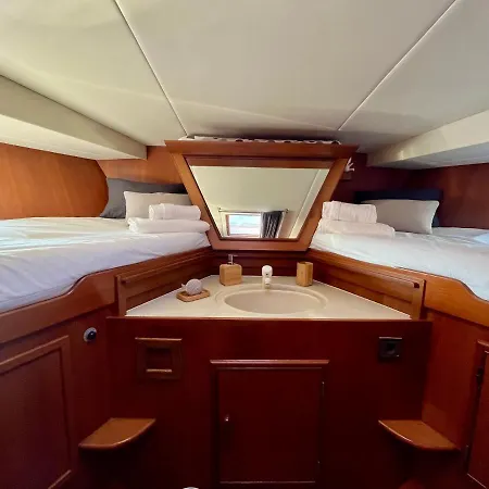 Navi, Yacht A Quai Centre, 2 A 8 Pers Ботель