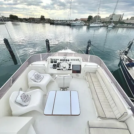 Navi, Yacht A Quai Centre, 2 A 8 Pers