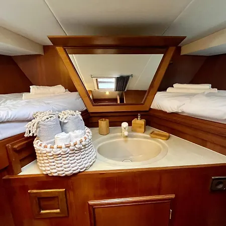 Navi, Yacht A Quai Centre, 2 A 8 Pers Ботель