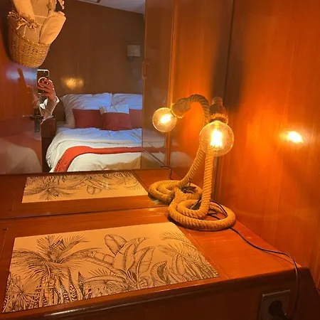 Navi, Yacht A Quai Centre, 2 A 8 Pers Ботель *
