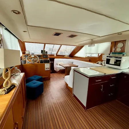 Navi - Yacht A Quai Au Coeur De - Terrasse & Flybridge - 2 A 8 Personnes *