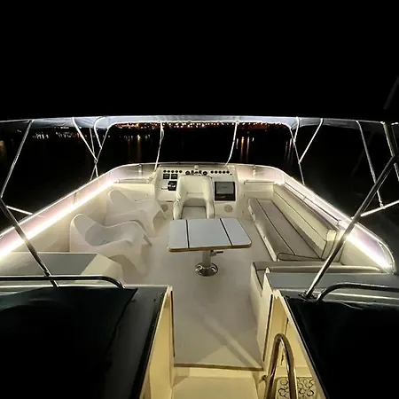 Navi, Yacht A Quai Centre, 2 A 8 Pers Ботель