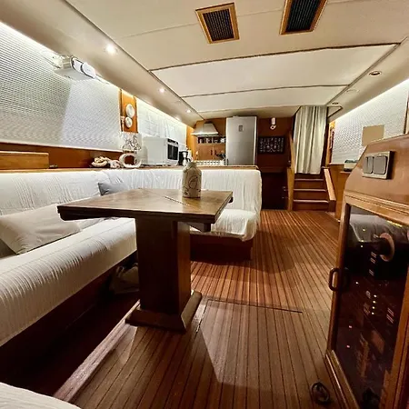 Ботель Navi, Yacht A Quai Centre, 2 A 8 Pers *