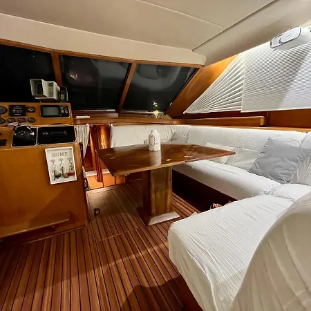 Navi, Yacht A Quai Centre, 2 A 8 Pers *