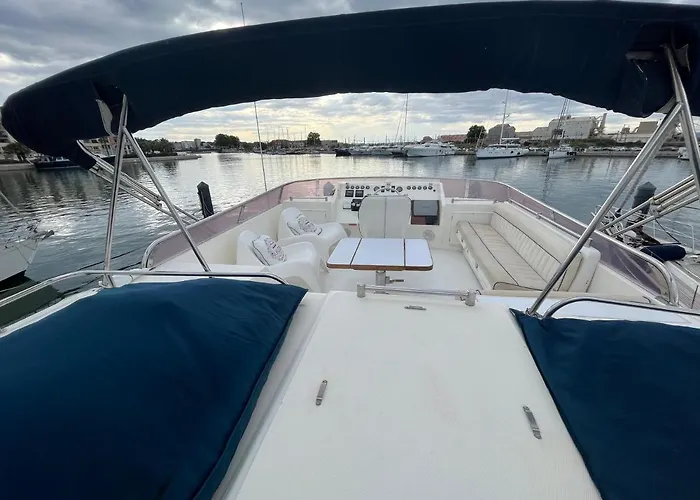 Botel Yacht à Quai, Et Cabines, 2 à 8 Pers,