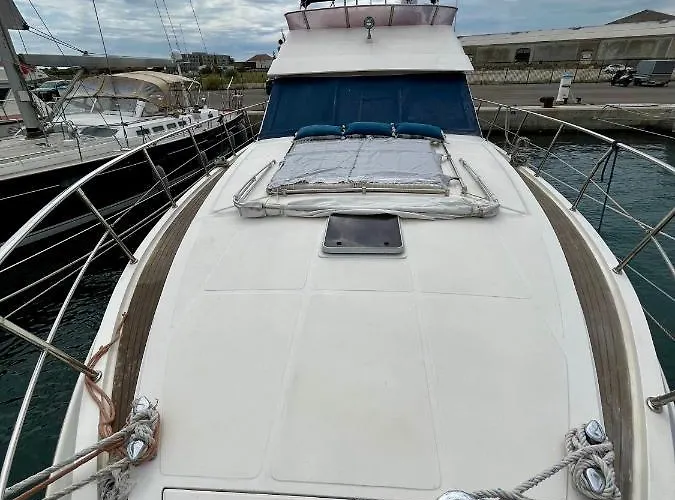 Yacht à Quai, Et Cabines, 2 à 8 Pers, * Sète
