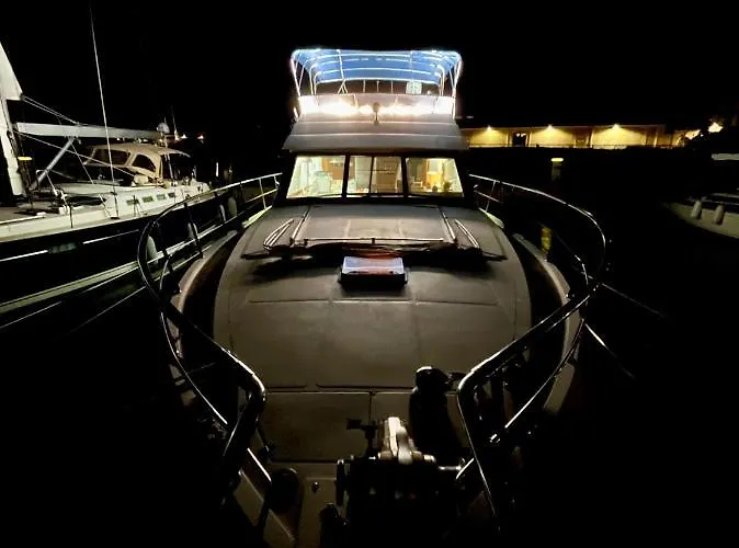Botel Yacht à Quai, Et Cabines, 2 à 8 Pers, Sète