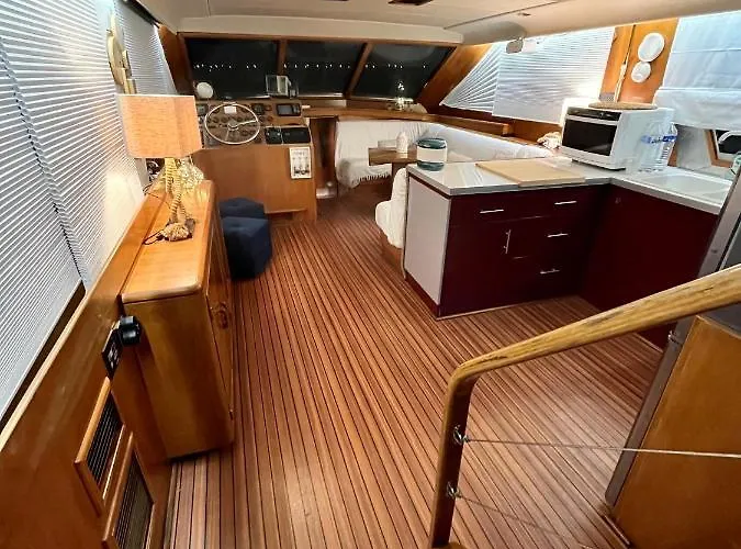 Yacht à Quai, Et Cabines, 2 à 8 Pers, *