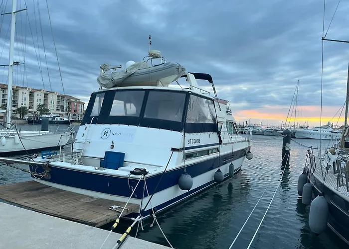 Botel Yacht à Quai, Et Cabines, 2 à 8 Pers,
