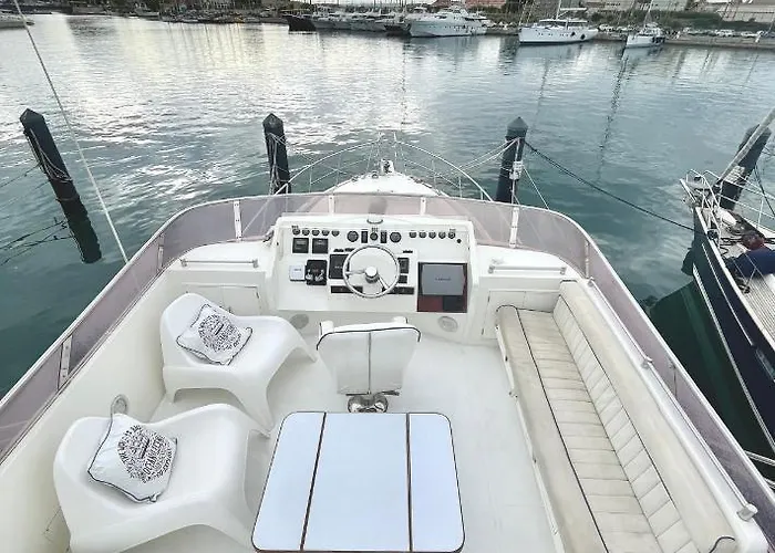Yacht à Quai, Et Cabines, 2 à 8 Pers,