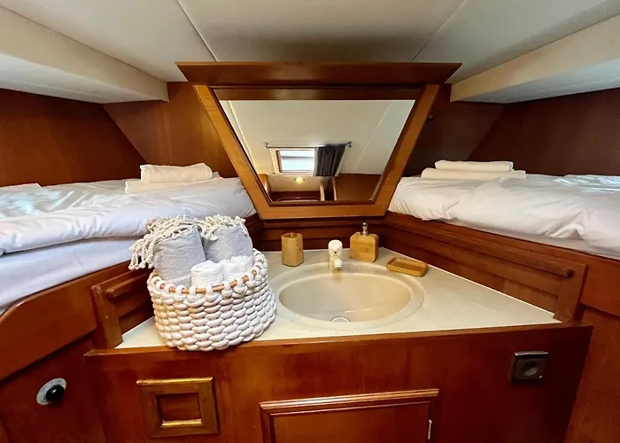 Yacht à Quai, Et Cabines, 2 à 8 Pers, Botel