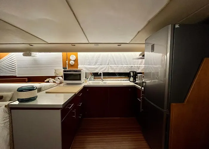 Botel Yacht à Quai, Et Cabines, 2 à 8 Pers,