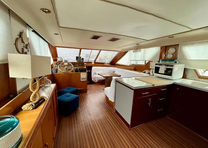 Yacht à Quai, Et Cabines, 2 à 8 Pers, *