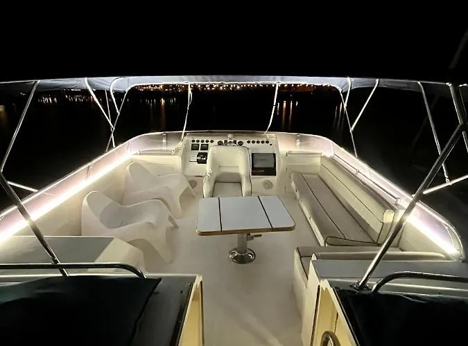 Navi, Yacht A Quai Centre, 2 A 8 Pers Båthotell