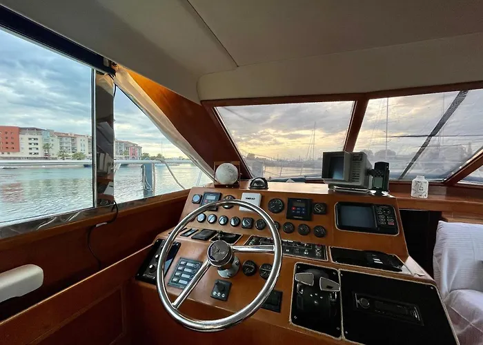 Navi, Yacht A Quai Centre, 2 A 8 Pers