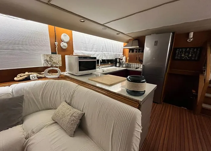 Navi, Yacht A Quai Centre, 2 A 8 Pers Båthotell *